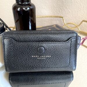MARC JACOBS ZIP AROUND
WALLET BLACK PEBBLE LEATHER
